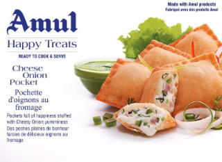 AMUL HAPPY TREATS READY TO COOK & SERVE MADE WITH AMUL PRODUCTS FABRIQUÉ AVEC DES PRODUITS AMUL CHEESE ONION POCKET POCHETTE D'OIGNONS AU FROMAGE POCKETS FULL OF HAPPINESS STUFFED WITH CHEESY ONION YUMMINESS DES POCHES PLEINES DE BONHEUR FARCIES DE DÉLICIEUX OIGNONS AU FROMAGE logo
