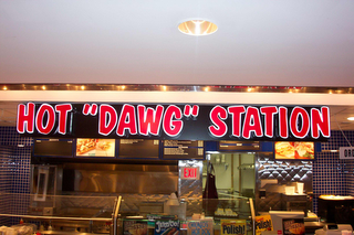 HOT "DAWG" STATION logo