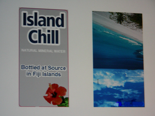 ISLAND CHILL NATURAL MINERAL WATER BOTTLED AT SOURCE IN FIJI ISLANDS logo