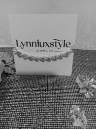 LYNNLUXSTYLE JEWELRY THE HORIZONTAL RULE ACCENT ABOVE THE LETTERS OF STY, AND THE DIVIDER LINE IN FRONT OF THE J AND AFTER THE LETTER Y logo