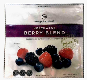 M METROPOLITAN MARKET NORTHWEST BERRY BLEND BLUEBERRIES, BLACKBERRIES, RASPBERRIES PERFECTLY RIPE BEST FLAVOR NORTHWEST ENLARGED TO SHOW DETAIL, CALORIES 80 PER 1 CUP SERVING VITAMIN C 40% PER 1 CUP SERVING DIETARY FIBER 6G PER 1 CUP SERVING NET WT. 2 LBS. (907 G) KEEP FROZEN UNTIL READY FOR USE logo