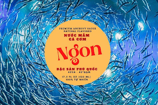NUOC MAM CA COM NGON PREMIUM ANCHOVY SAUCE NATURAL FLAVORED DAC SÀN PHU QUÕC 40 % N - 40° DAN 17.5 FL OZ (520 ML) 100 % TU NHIÊN logo