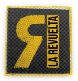 R LA REVUELTA logo