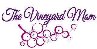THE VINEYARD MOM logo